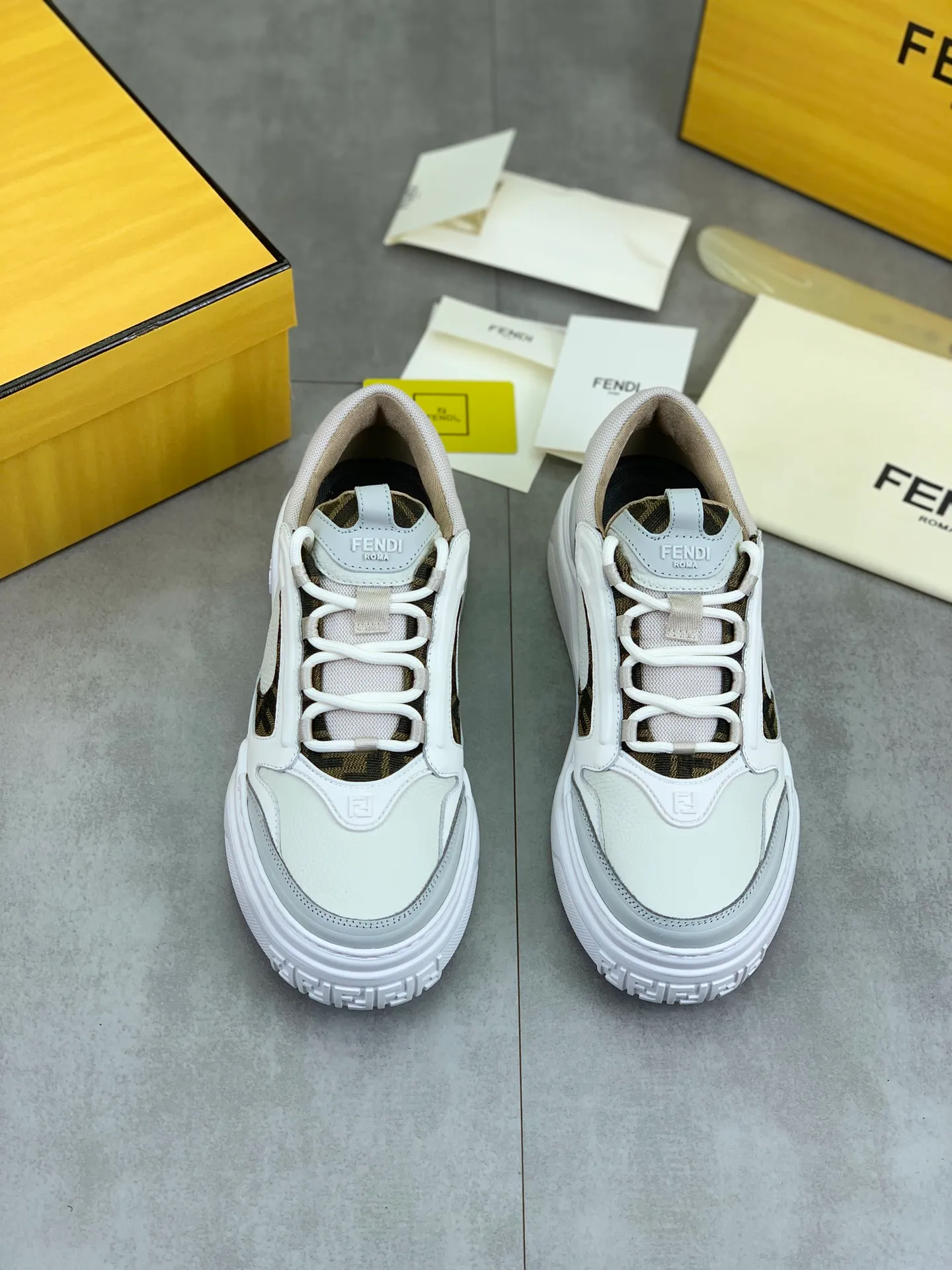 Men's men's shoes 💰P760 new style 💰💎💎💎 summer hot style [FENDI Fendi] top version 🆕New sneakers, wavy soles engraved with original words. Embossed Fendi Flow lettering on the heel. The upper is made of high-end calfskin and breathable materials. Original lining with tone-on-tone details decorated with innovative handcrafting techniques. Ultra-light and wear-resistant TPU and IP foam soles, overall lightweight and comfortable. Size:39-44 (38 45 can be customized)